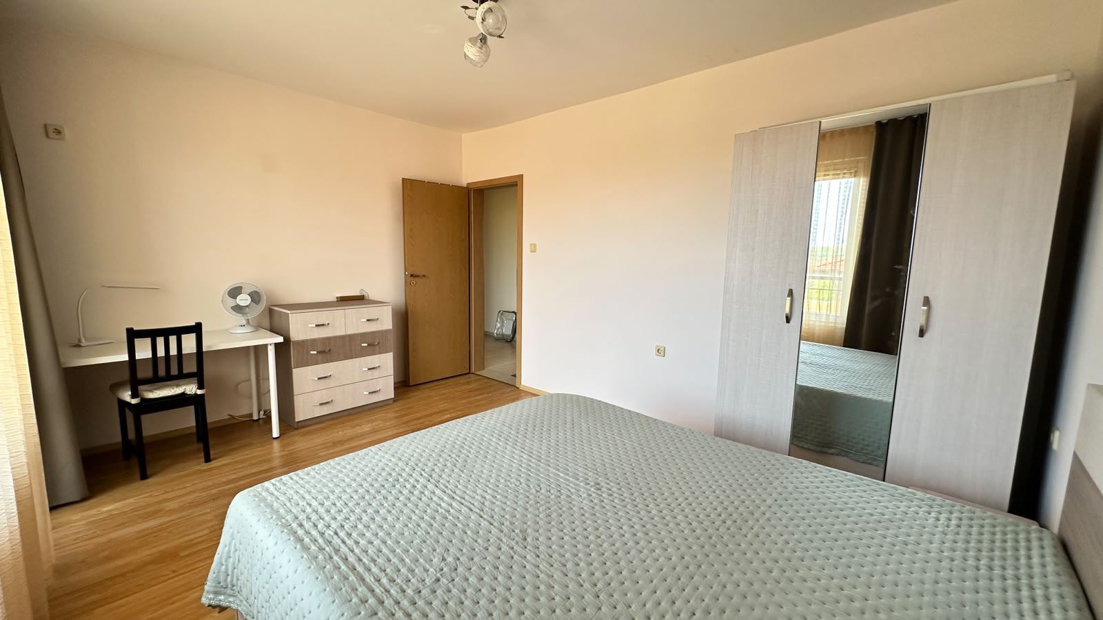 Jasny apartament z dwiema sypialniami w spokojnej części Nessebaru z niską opłatą za utrzymanie