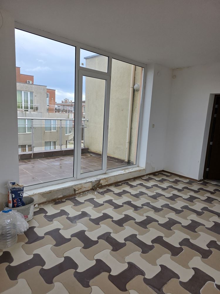 Mieszkanie z dwiema sypialniami i ogromnym tarasem 500 m od plaży w Słonecznym Brzegu – 148 m² i doskonały potencjał