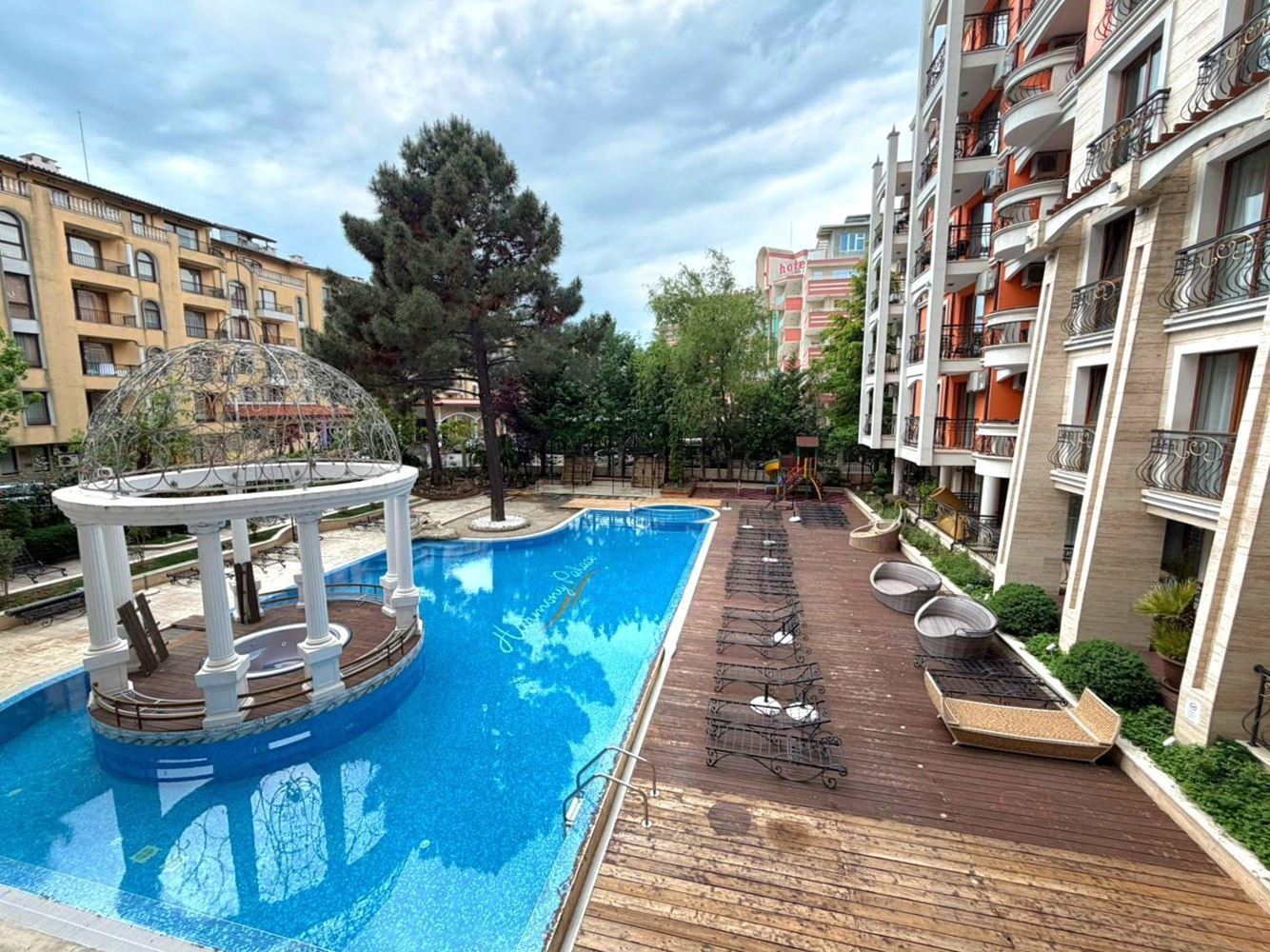 Dwupokojowy apartament z widokiem na basen w całorocznym kompleksie w sercu Słonecznego Brzegu
