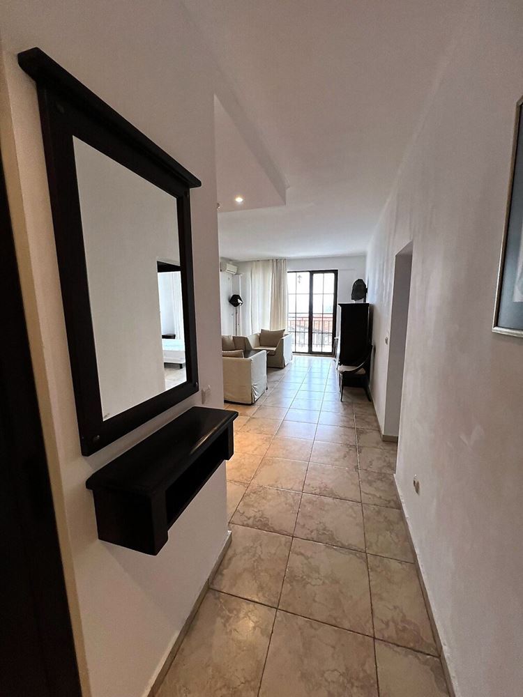 Luksusowe mieszkanie z dwiema sypialniami i panoramicznym widokiem na morze oraz basen – pierwsza linia brzegowa w Obzorze!