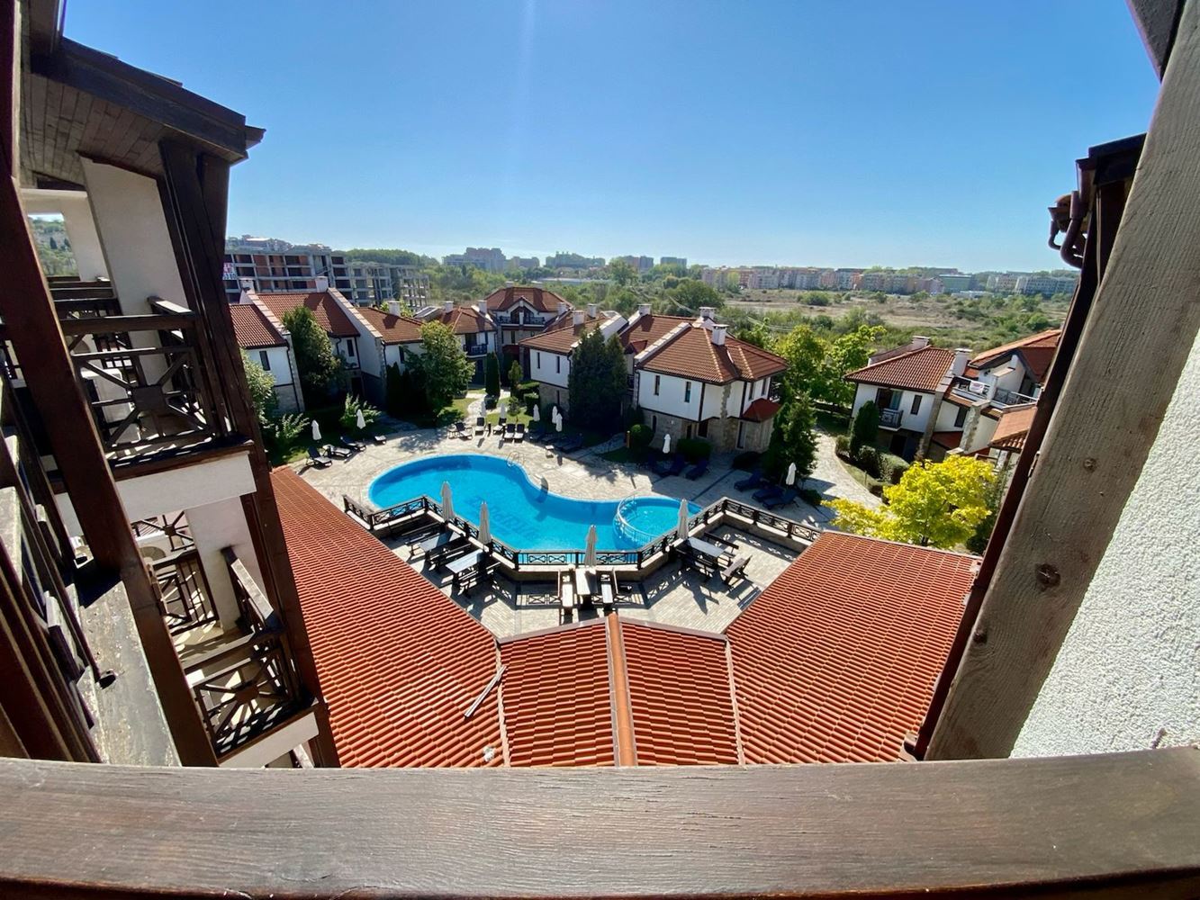 Przestronne w pełni umeblowane studio z widokiem na basen w Słonecznym Brzegu – komfort, spokój i doskonała inwestycja