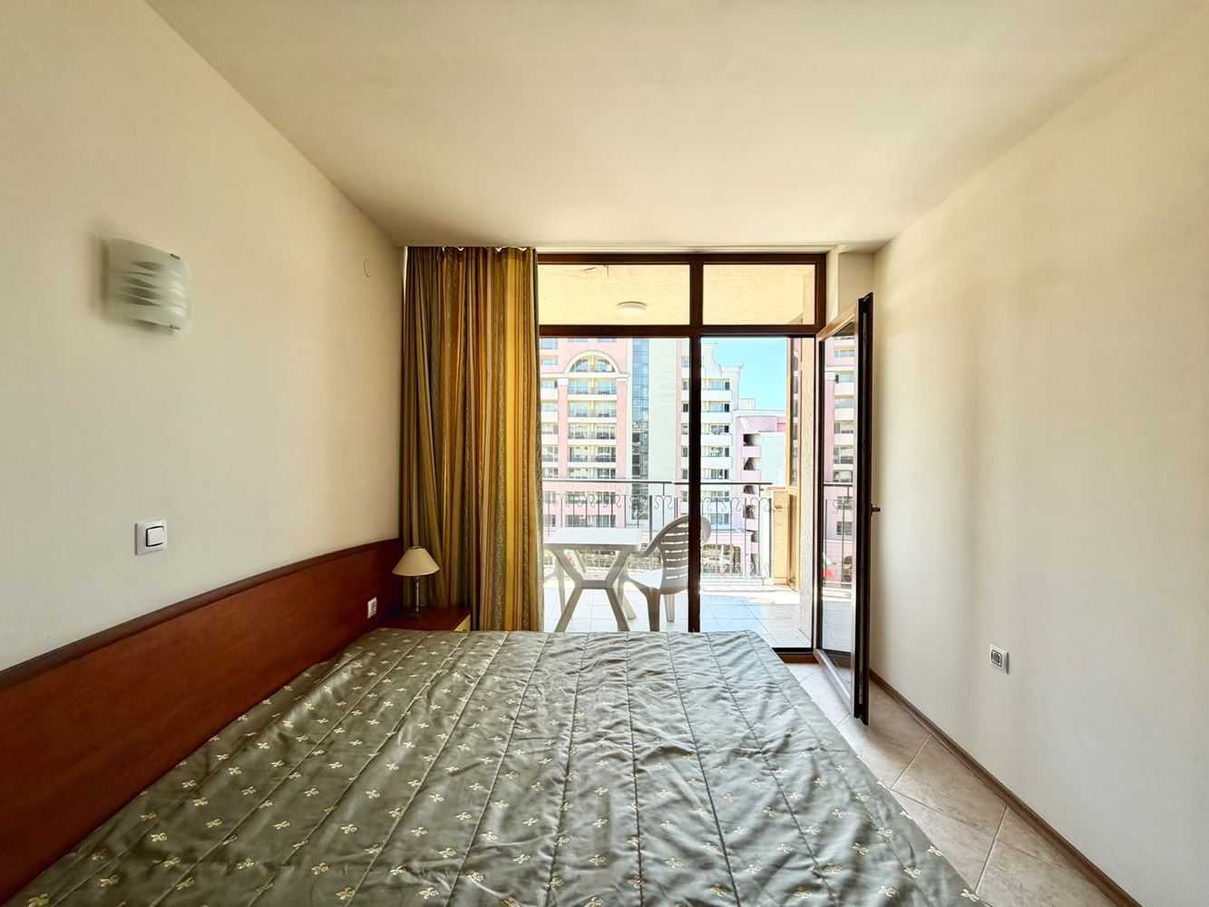 Przestronny apartament z jedną sypialnią i widokiem na morze na drugiej linii zabudowy w Słonecznym Brzegu
