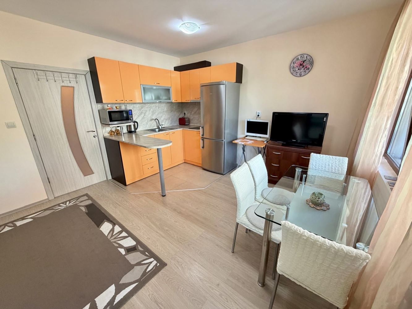 Sarafovo – przestronny apartament z jedną sypialnią, Aktem 16, minimalną opłatą za utrzymanie i pełnym umeblowaniem