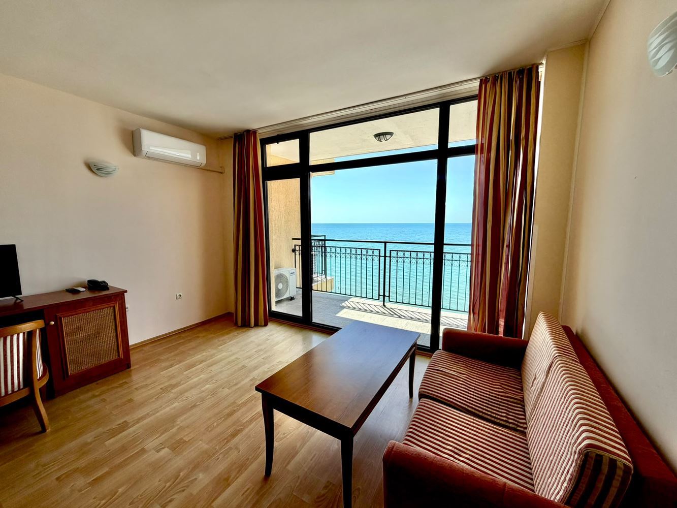 Apartament z jedną sypialnią z panoramicznym widokiem na morze w pierwszej linii brzegowej w Świętym Własie