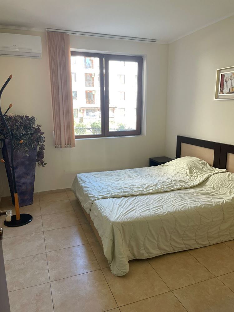 Stylowy trzypokojowy apartament na parterze z widokiem na basen – tylko 300 metrów od morza w Nesebyrze