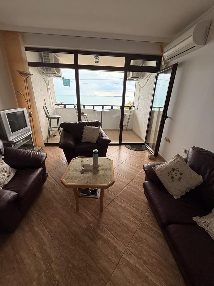 Apartament z dwiema sypialniami na pierwszej linii morza w Sveti Vlas – komfort, przestrzeń i wyjątkowy widok na morze