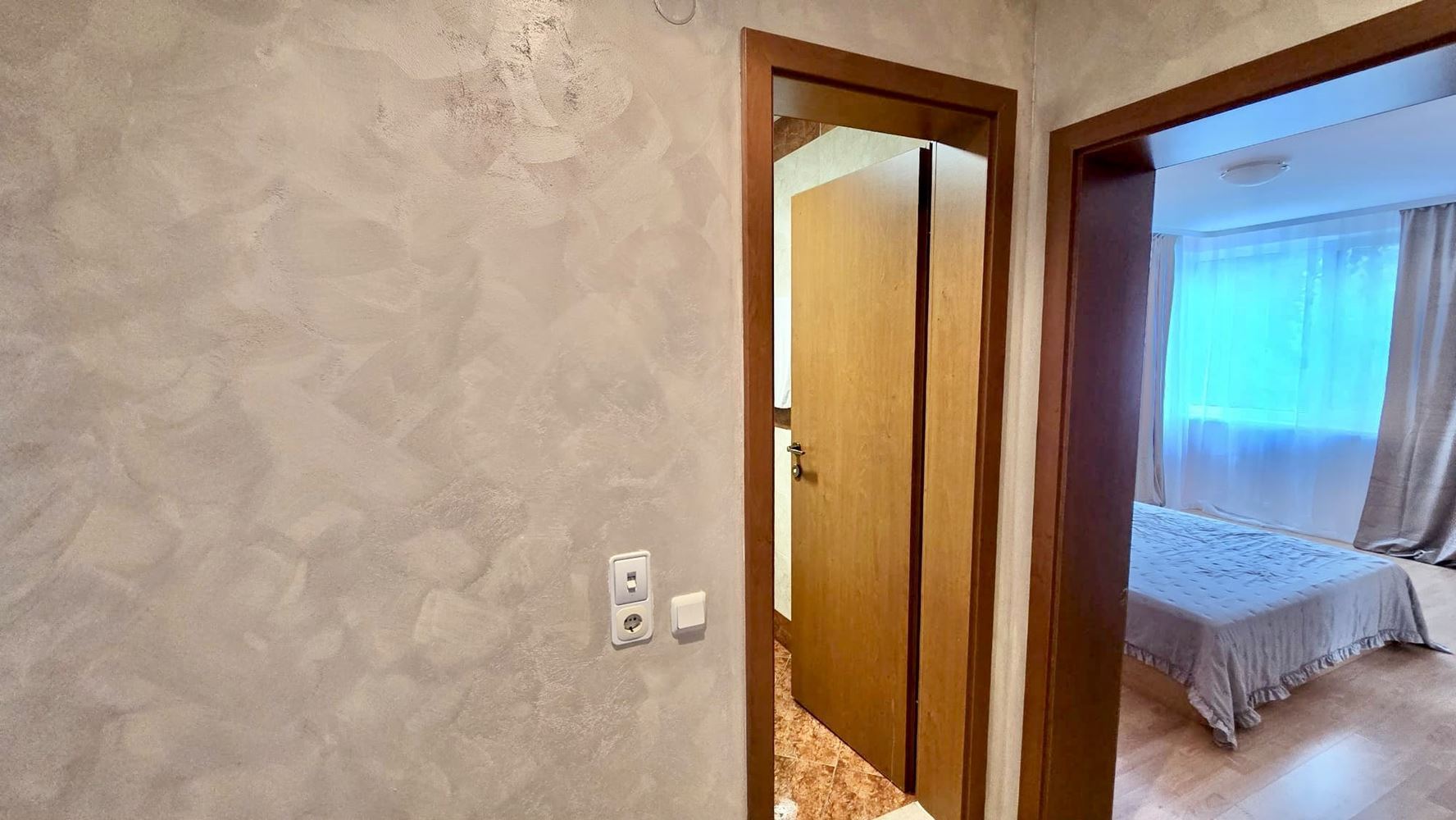 Przestronne mieszkanie trzypokojowe w Słonecznym Brzegu – w pełni umeblowane i gotowe do zamieszkania