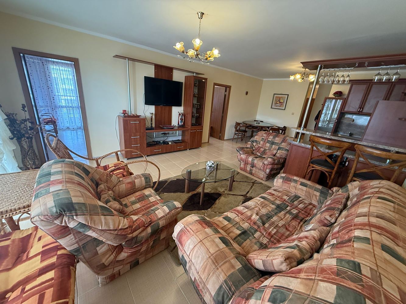 Przestronne dwupokojowe mieszkanie w Słonecznym Brzegu – komfort, natura i niska opłata eksploatacyjna