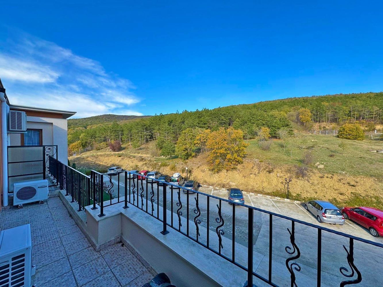 Przestronny apartament z dwiema sypialniami z panoramicznym widokiem na morze i góry – gotowy do zamieszkania