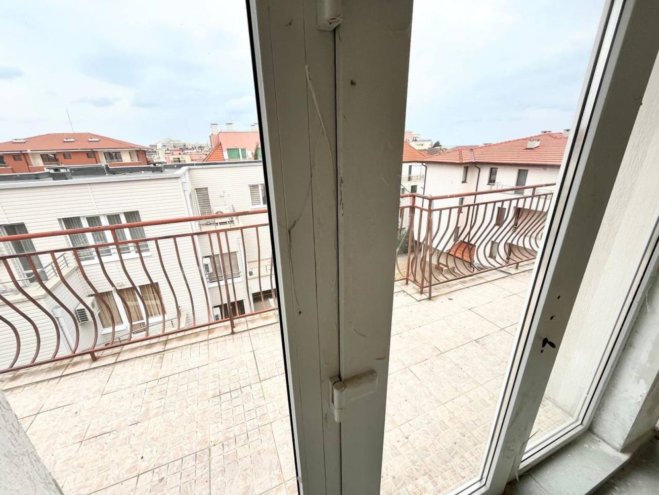 Przestronny apartament dwupoziomowy z dwiema sypialniami między Rawdą a Nessebarem – 200 metrów od plaży, bez opłaty za utrzymanie!  Writing