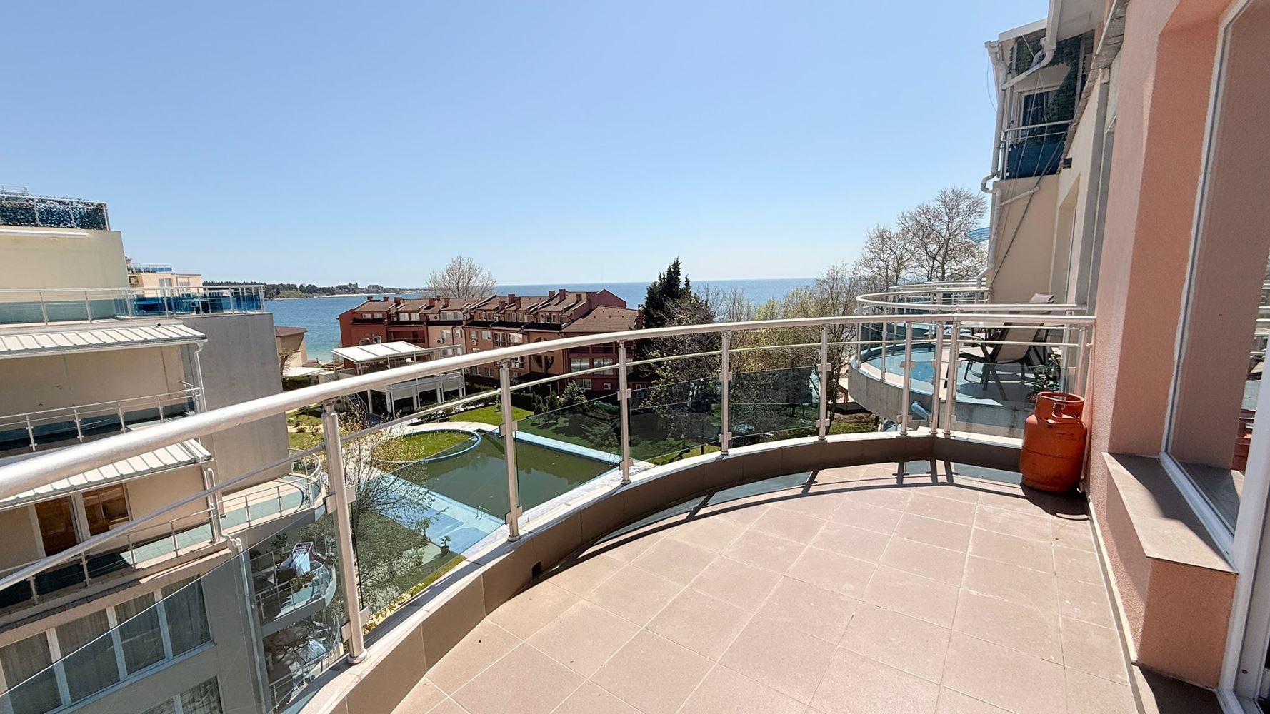 Luksusowy apartament z trzema sypialniami na pierwszej linii w Rawdzie – przestrzeń, prestiż i imponująca morska panorama