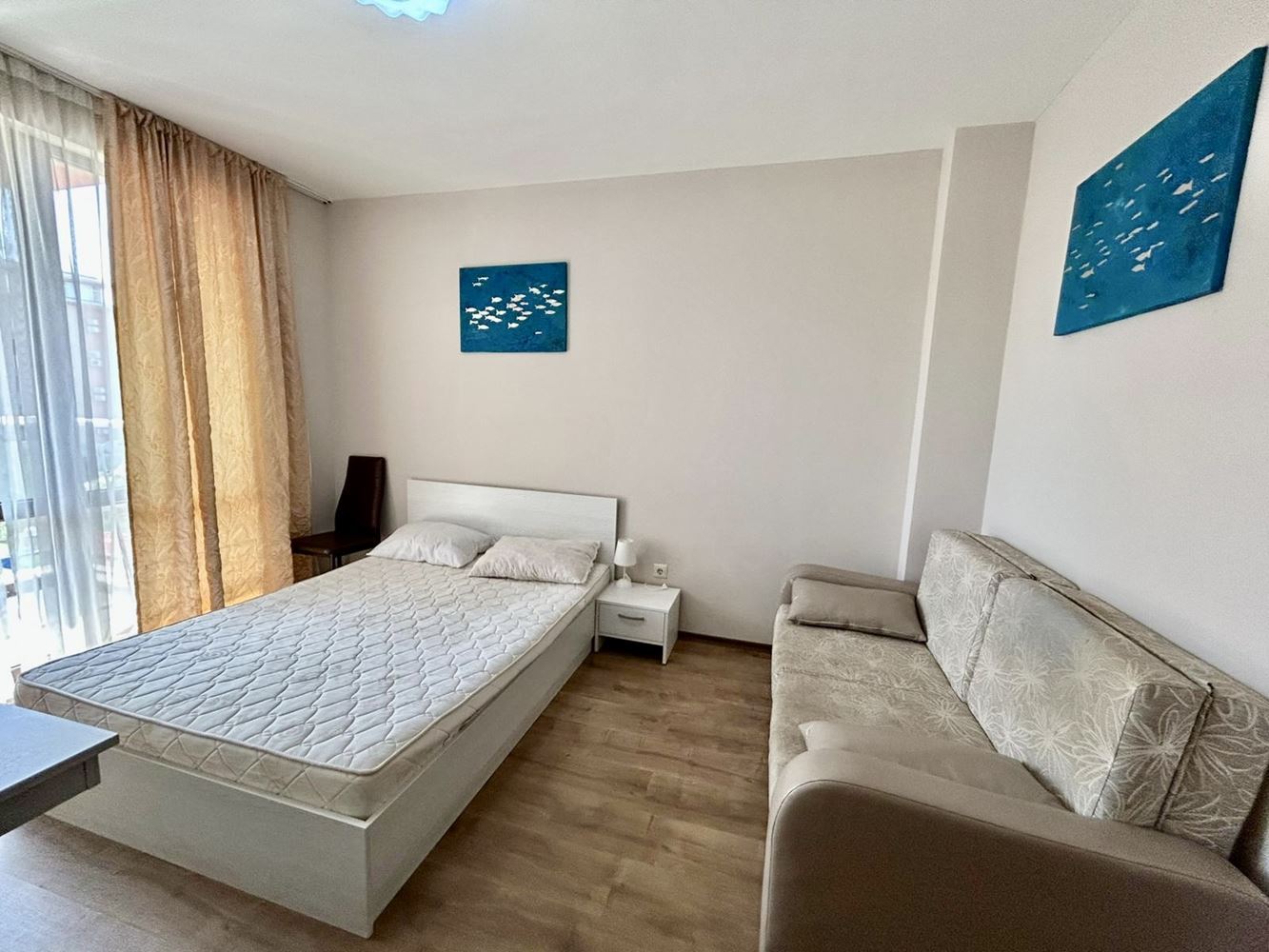 Jasne i przytulne studio z widokiem na piękną wewnętrzną część kompleksu – komfort i spokój w nowoczesnym kompleksie