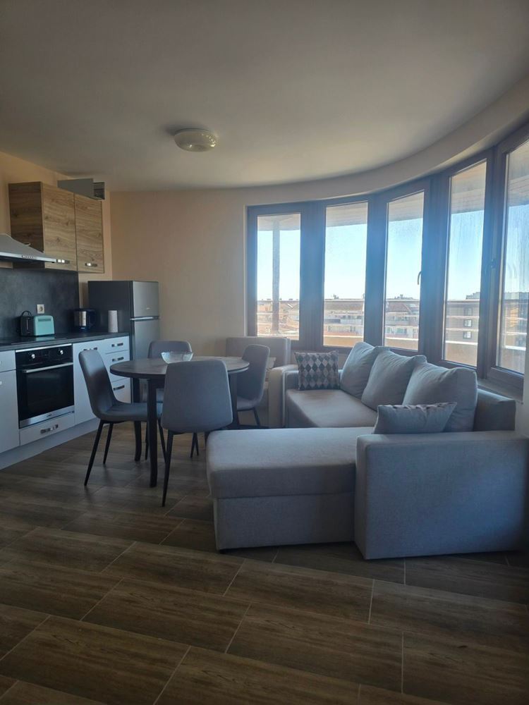 Przestronny apartament z dwiema sypialniami i częściowym widokiem na morze – doskonała lokalizacja blisko centrum i plaży
