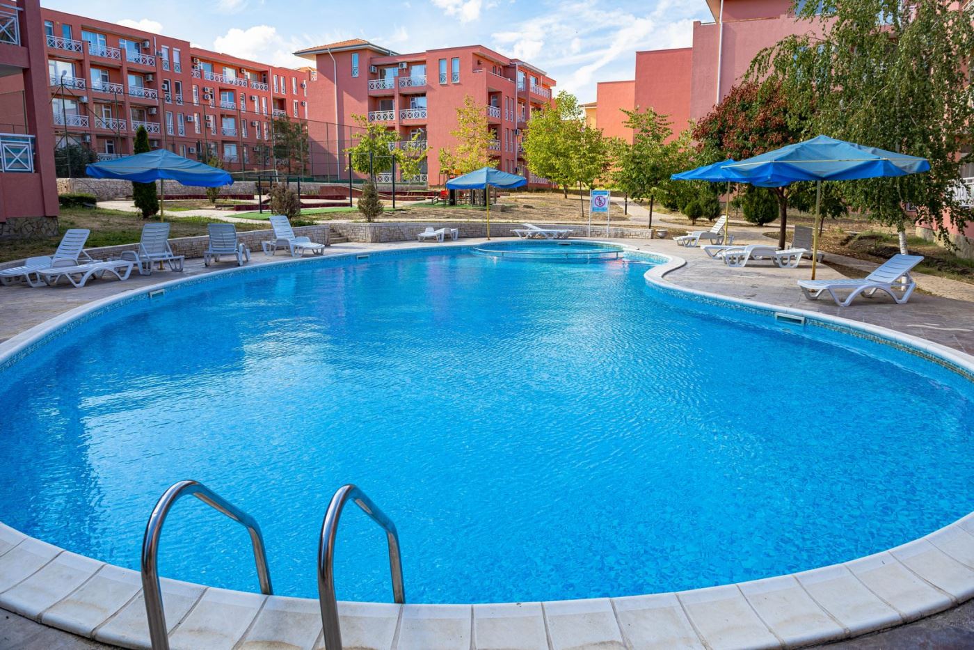 Ekskluzywnie umeblowana kawalerka w zamkniętym kompleksie z bogatą infrastrukturą i spokojną atmosferą