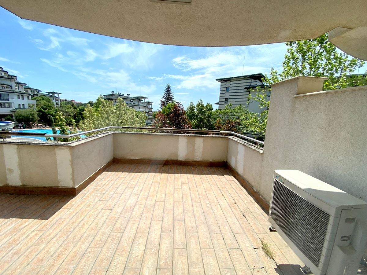 Mieszkanie dwupokojowe (z jedną sypialnią) w pierwszej linii morza w Ravda – luksus, natura i widok na basen