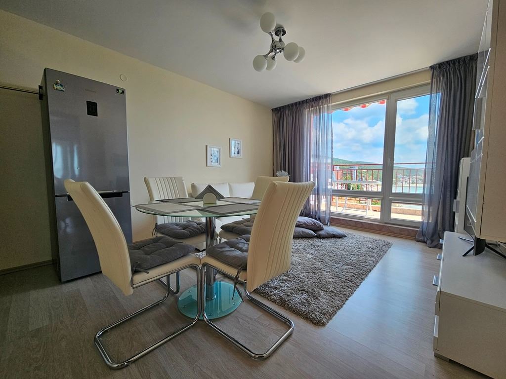 Luksusowy apartament panoramiczny na pierwszej linii morza z dwiema sypialniami i ogromnym tarasem