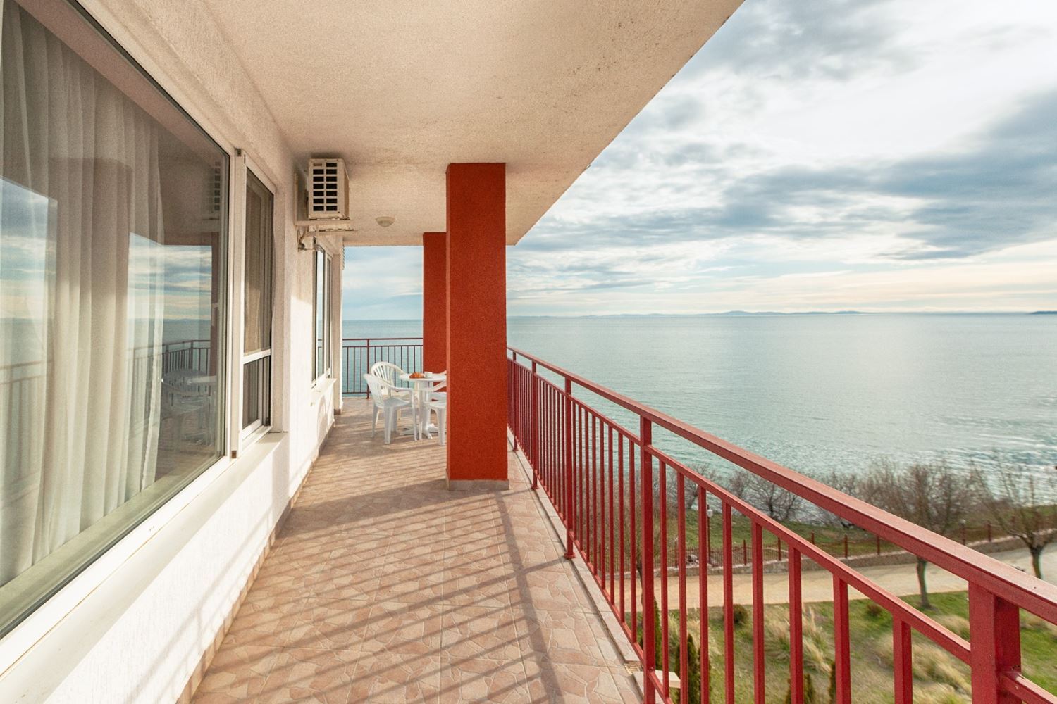 Stylowy apartament z dwiema sypialniami w pierwszej linii z bezpośrednim widokiem na morze w Świętym Własie – przestrzeń, luksus i pełne udogodnienia