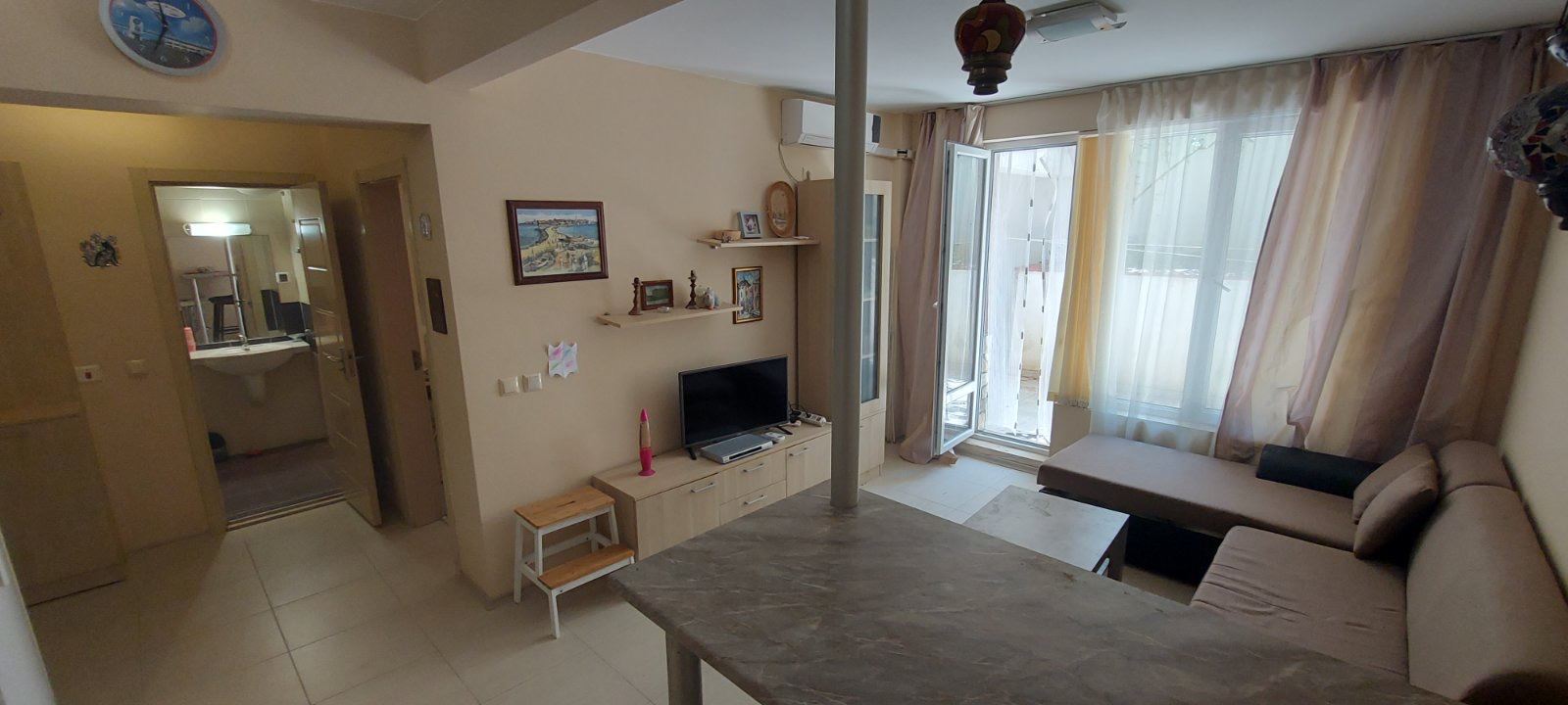 Przytulny apartament nad morzem z przestronnym tarasem i niską opłatą za utrzymanie między Słonecznym Brzegiem a Sveti Vlas