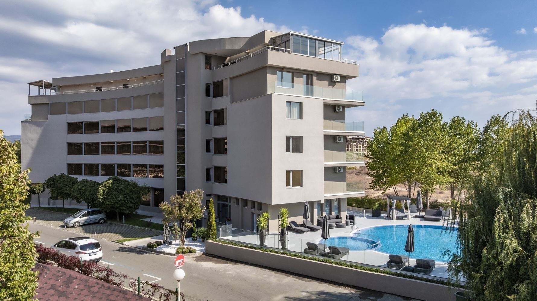 Pierwsza linia brzegowa w Słonecznym Brzegu – przestronny apartament z jedną sypialnią z widokiem na morze, góry i miasto