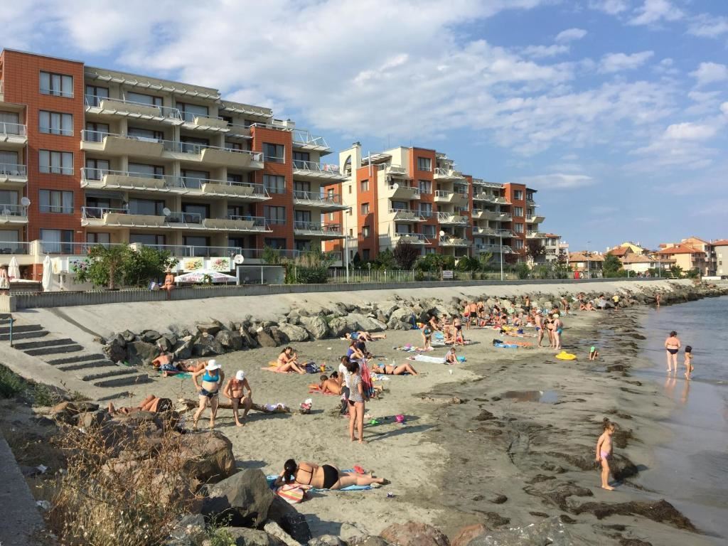 Polski Mieszkanie trzypokojowe na pierwszej linii z frontalnym widokiem na morze w Pomorie. Z miejscem parkingowym w garażu podziemnym!