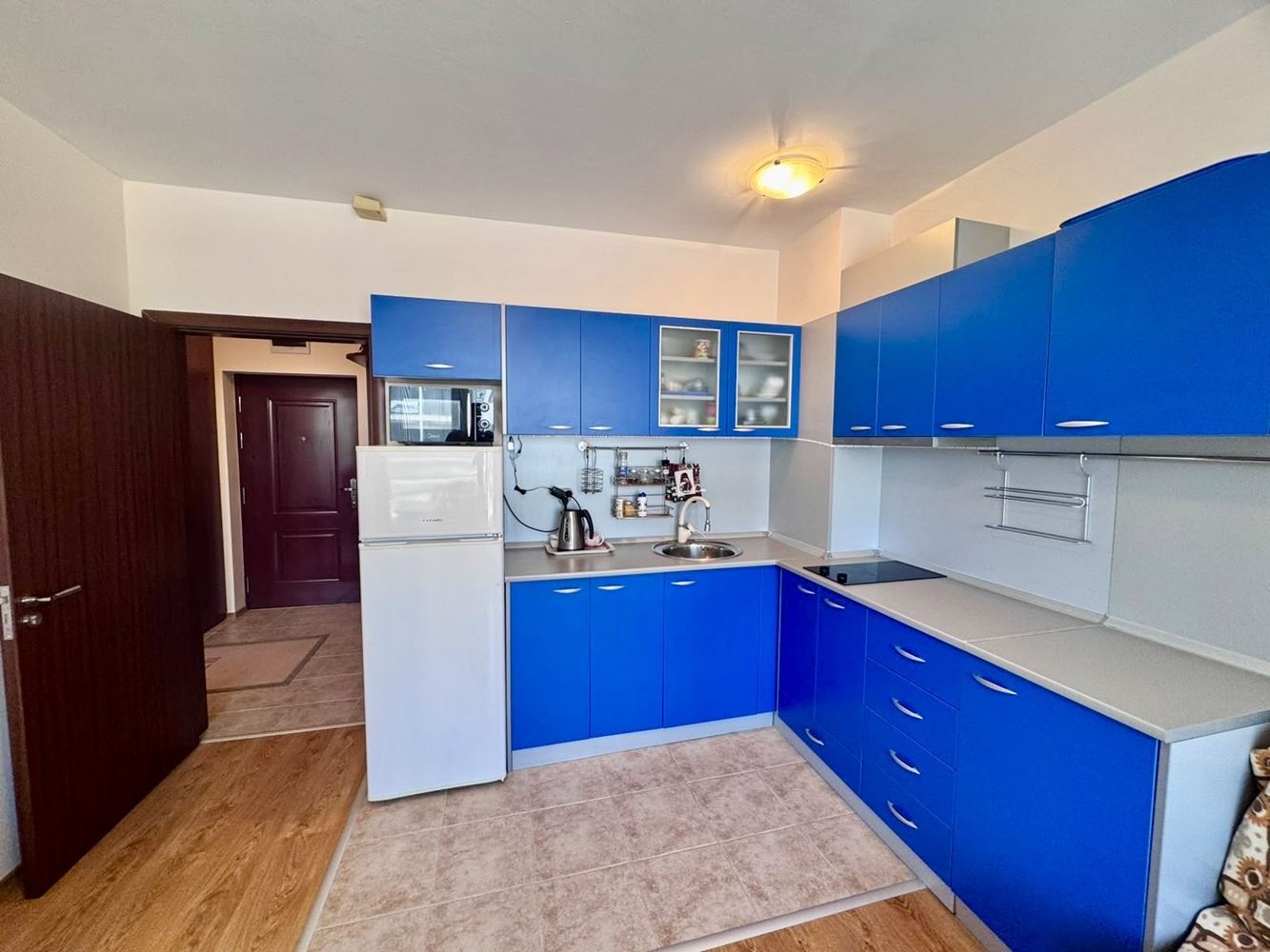 Komfortowy apartament z jedną sypialnią, przestronnym tarasem i widokiem na basen w luksusowym kompleksie w Nesebyrze