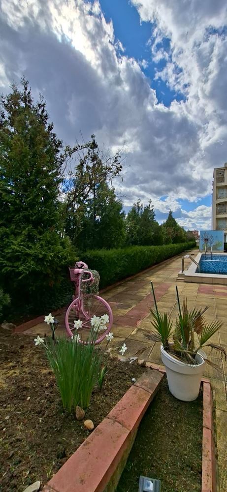 Komfort i funkcjonalność nad morzem – w pełni umeblowany apartament z jedną sypialnią w Świętym Własie