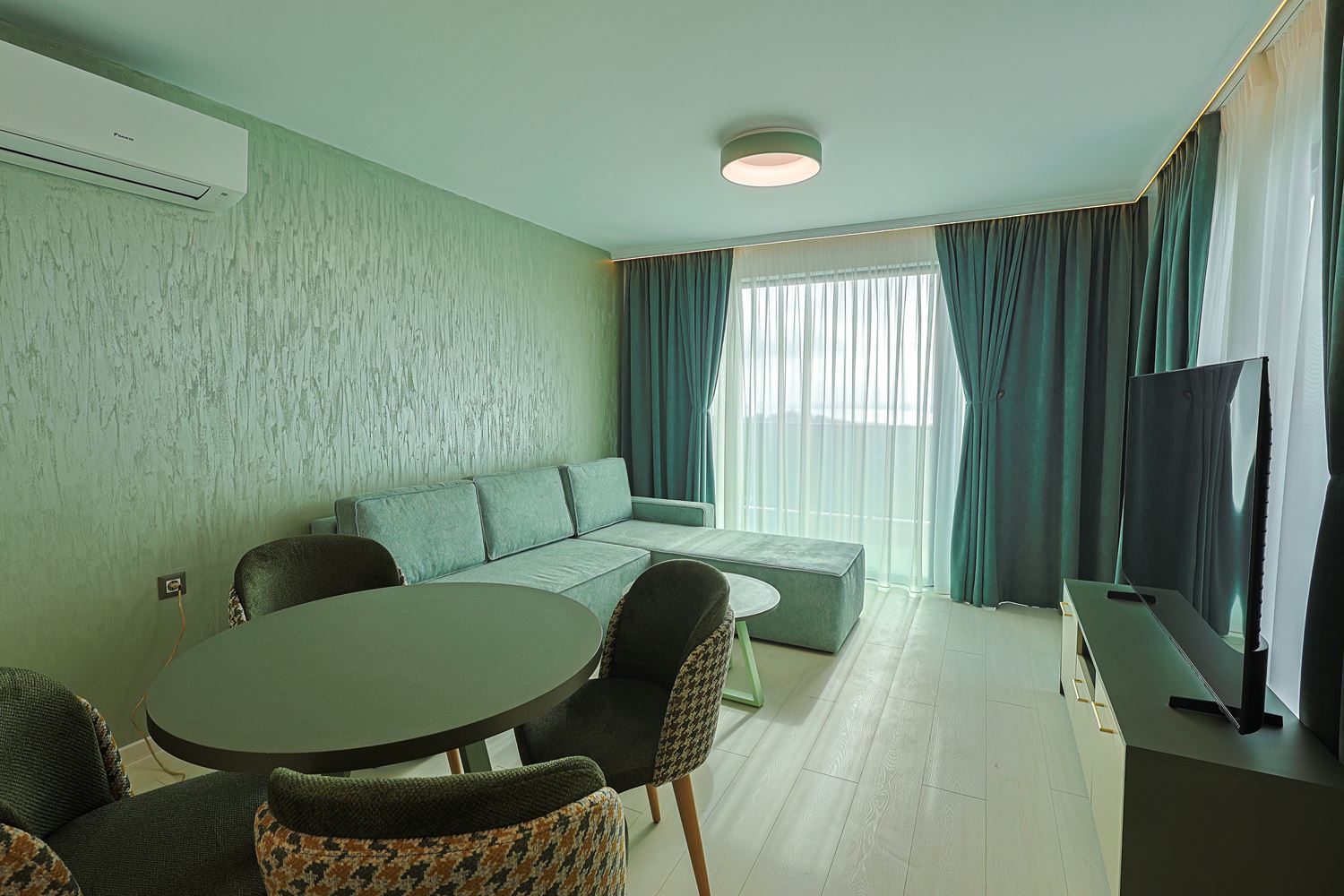 Apartament z dwiema sypialniami i panoramicznym widokiem na morze w spokojnym, zielonym kompleksie w Słonecznym Brzegu
