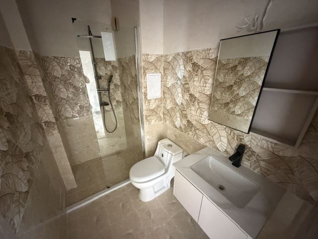 Nowe mieszkanie z jedną sypialnią i przestronnym balkonem w nowoczesnym kompleksie w Rawdzie