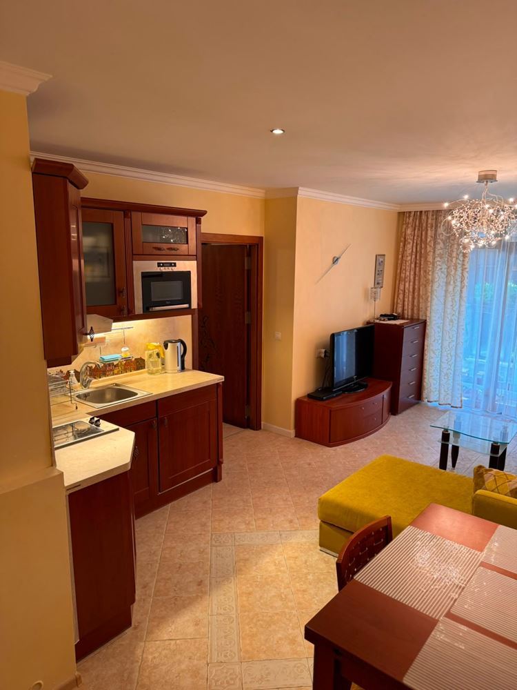 Apartament z dwiema sypialniami i widokiem na morze wśród sosen – luksus i spokój przy samej plaży w Sozopolu