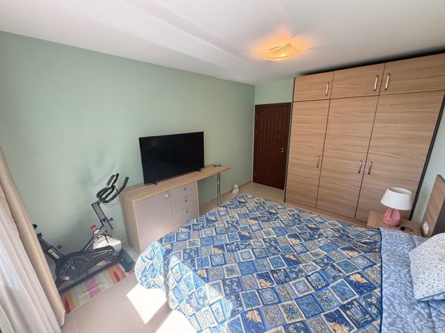 Przestronny apartament z 2 sypialniami w pierwszej linii brzegowej z frontalnym panoramicznym widokiem na morze