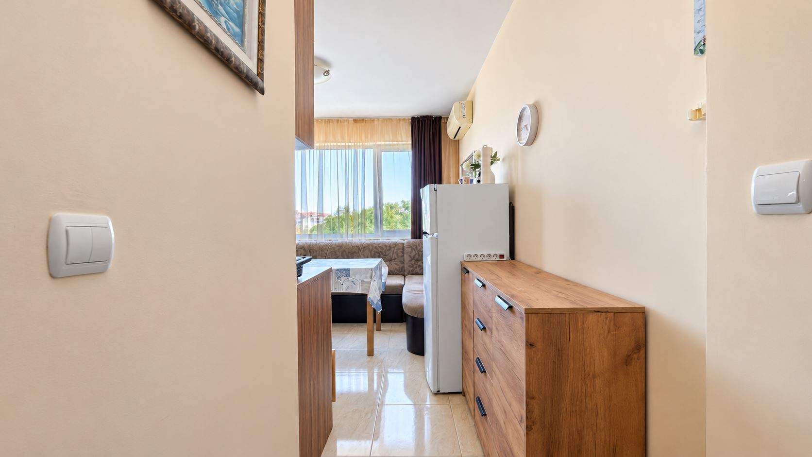 Przytulny, niewielki apartament z jedną sypialnią w kompleksie z basenem i całodobową ochroną