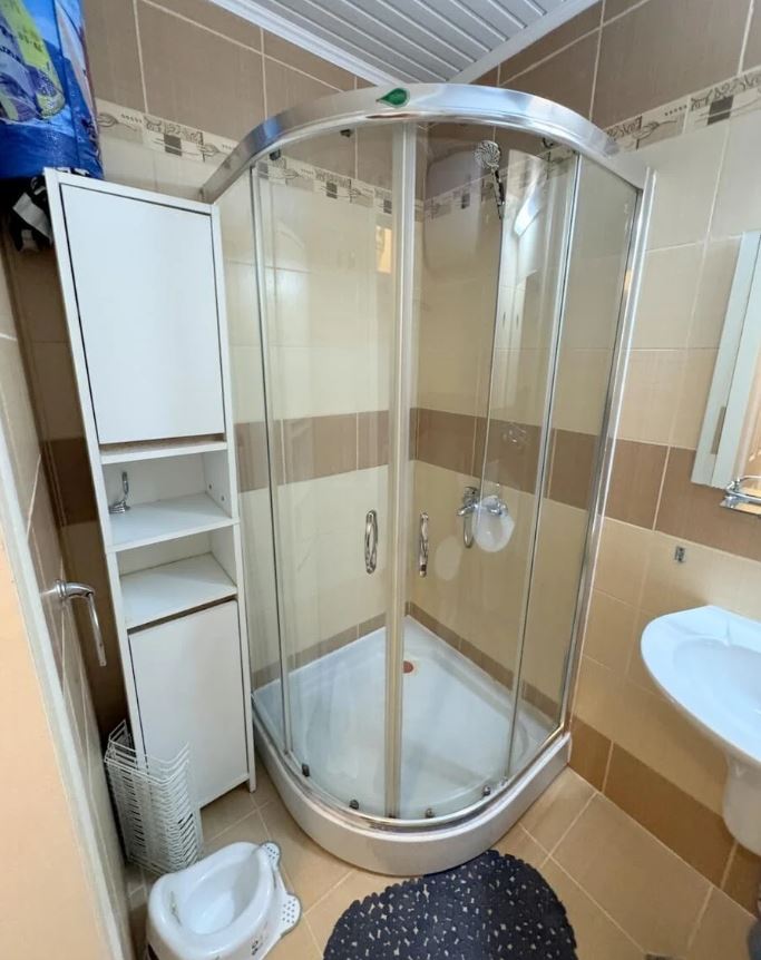 Morski komfort i przytulność w stylowym apartamencie z jedną sypialnią w Rawdzie