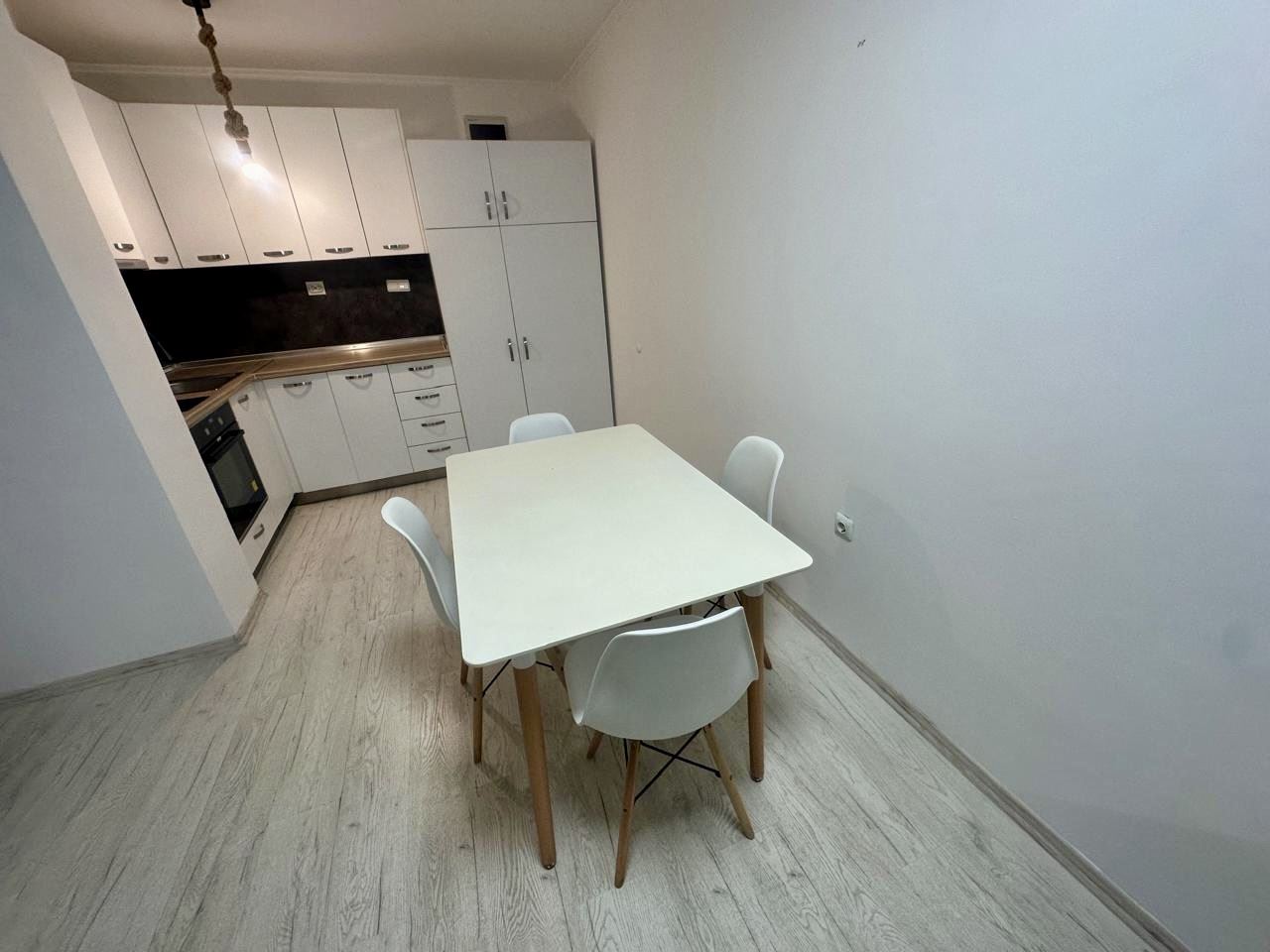 Przestronne studio na parterze z tarasem i możliwością przerobienia na mieszkanie z jedną sypialnią – tylko 300 m od morza