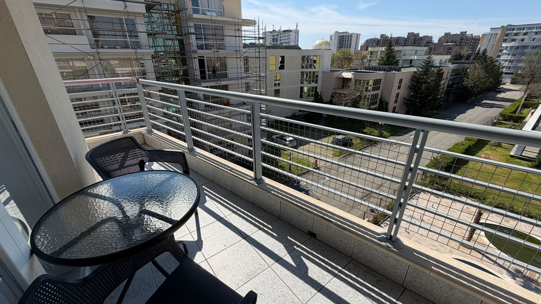 Przestronne dwupokojowe mieszkanie 300 m od morza w Słonecznym Brzegu – komfort, bezpieczeństwo i doskonała inwestycja