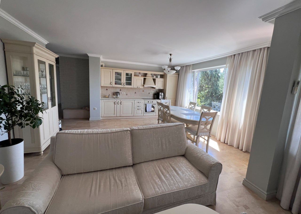Przestronny apartament z trzema sypialniami i panoramicznym widokiem na morze, tylko 50 metrów od plaży – niska opłata za utrzymanie!