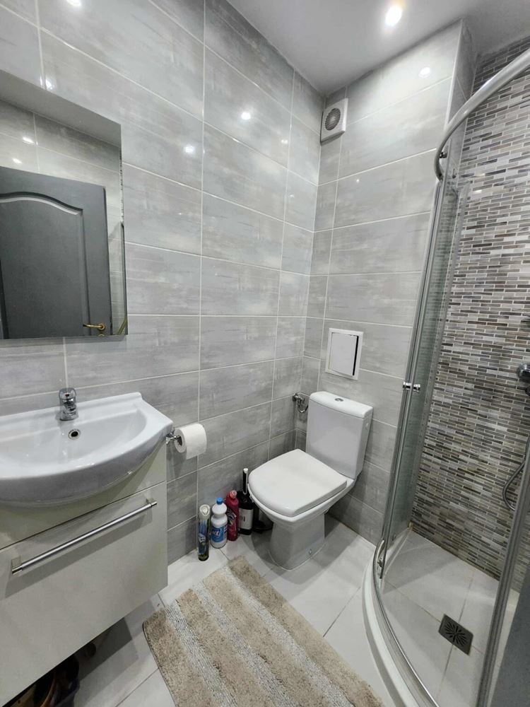 Apartament z dwiema sypialniami z widokiem na basen w Sveti Vlas – komfort, styl i doskonała lokalizacja