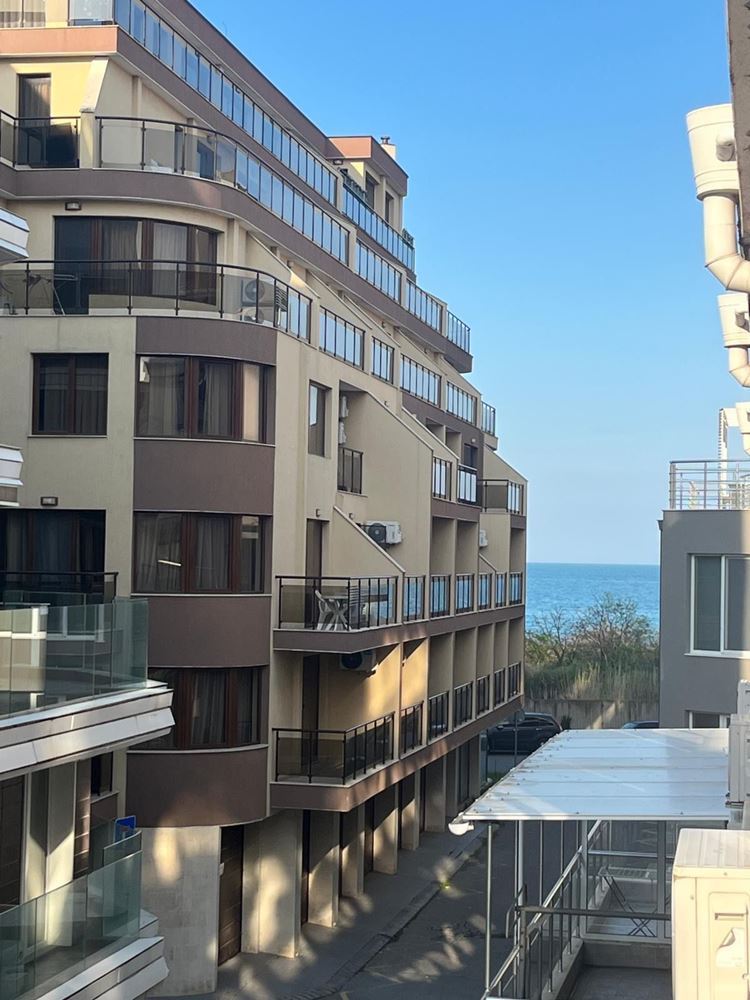 Przestronny apartament z dwiema sypialniami, panoramicznym tarasem i widokiem na morze w sercu Pomorie