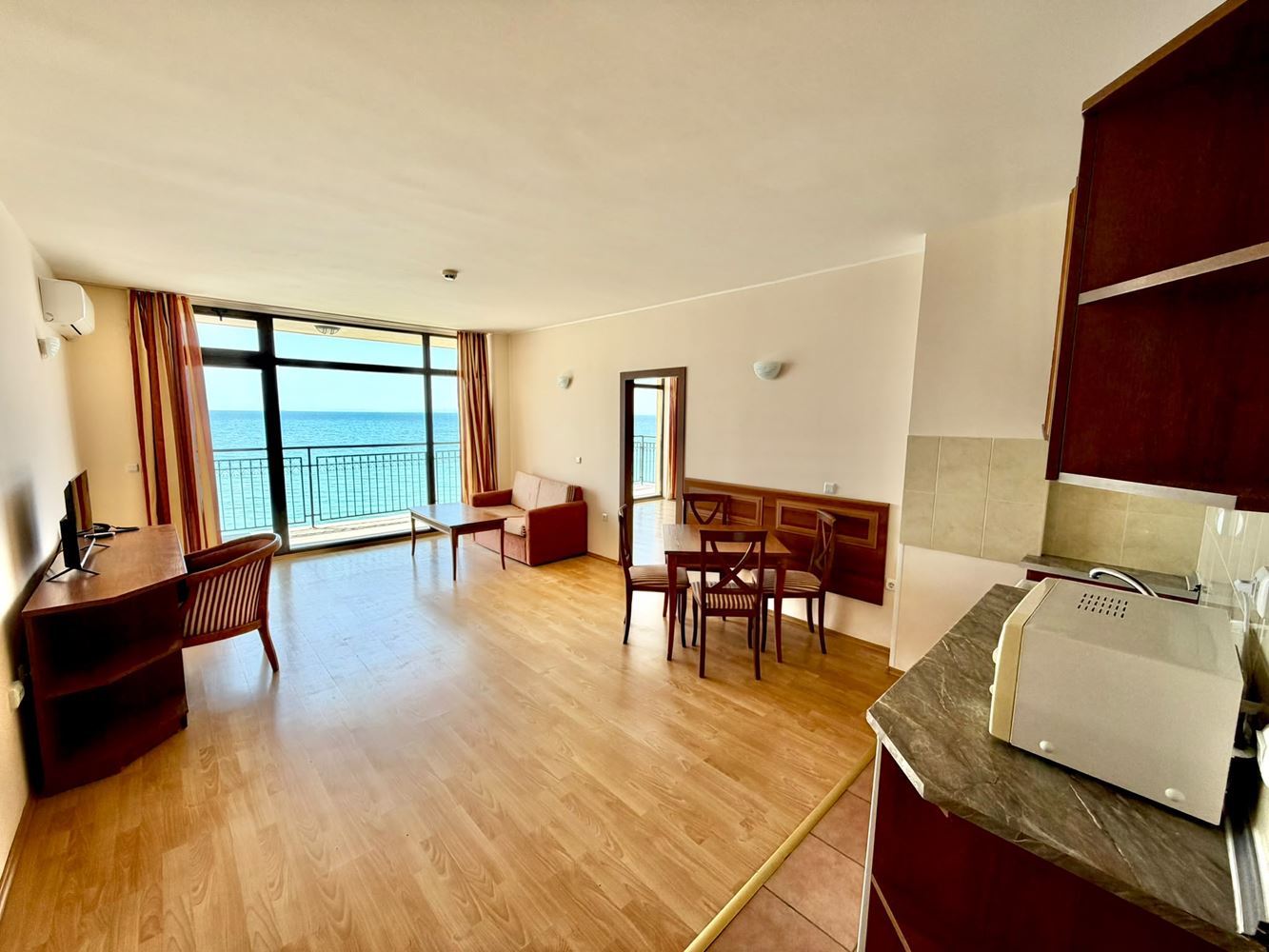 Apartament z jedną sypialnią z panoramicznym widokiem na morze w pierwszej linii brzegowej w Świętym Własie
