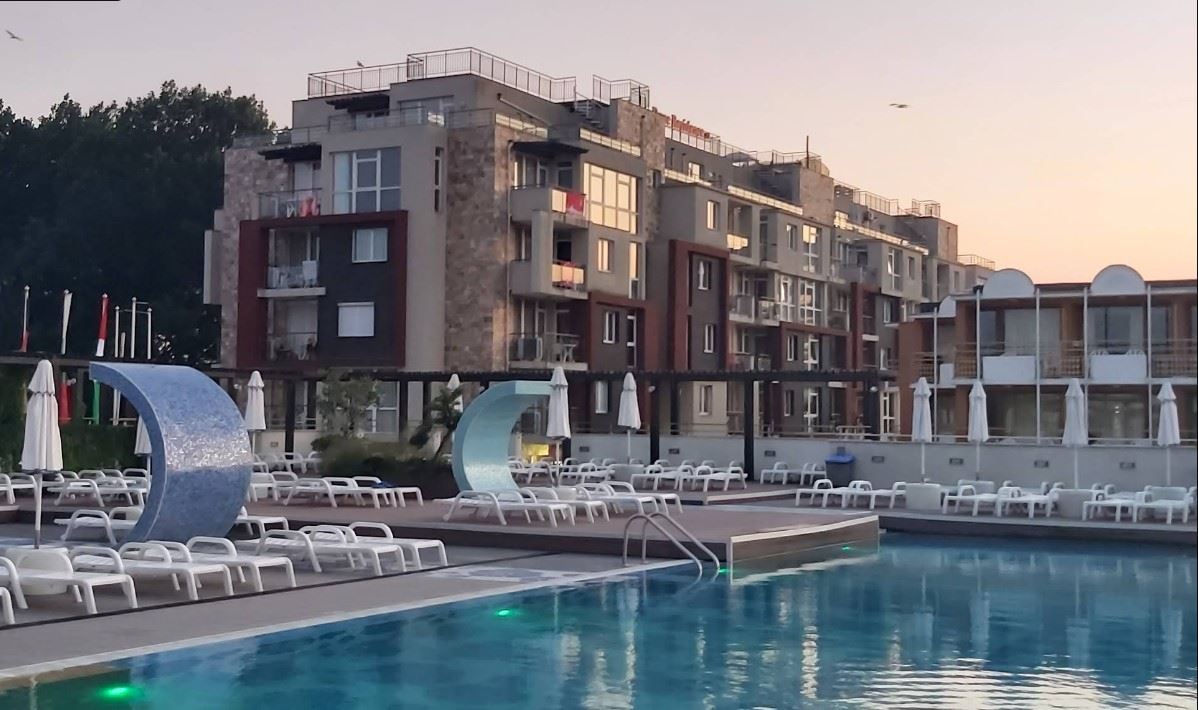 Przestronny apartament dwupokojowy 50 metrów od plaży w Słonecznym Brzegu – doskonała lokalizacja i komfort w zamkniętym kompleksie