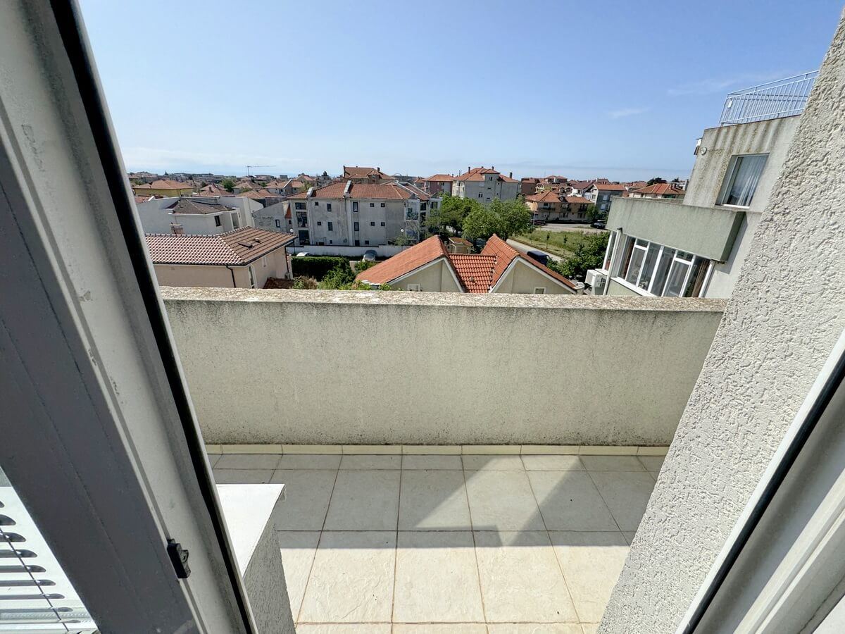 Apartament z jedną sypialnią w Rawdzie – w pełni umeblowany, w budynku mieszkalnym i 500 metrów od morza