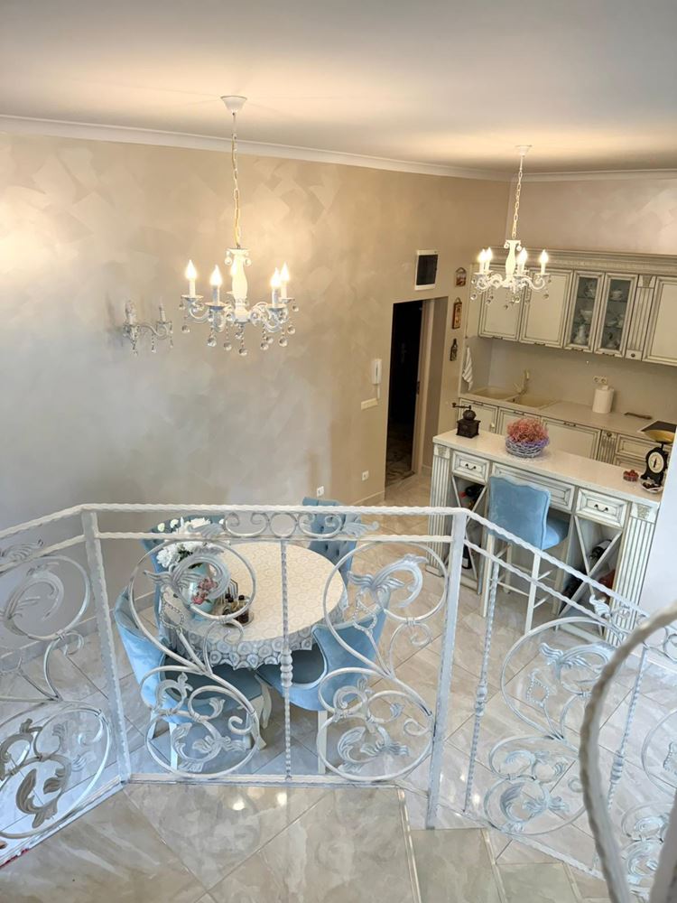 Luksusowy apartament typu mezonet z przestronną werandą i widokiem na basen w Świętym Własie