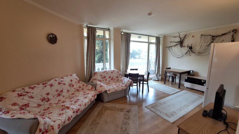 Dwupokojowe mieszkanie w pierwszej linii w Elenite z widokiem na morze i wysokim potencjałem inwestycyjnym