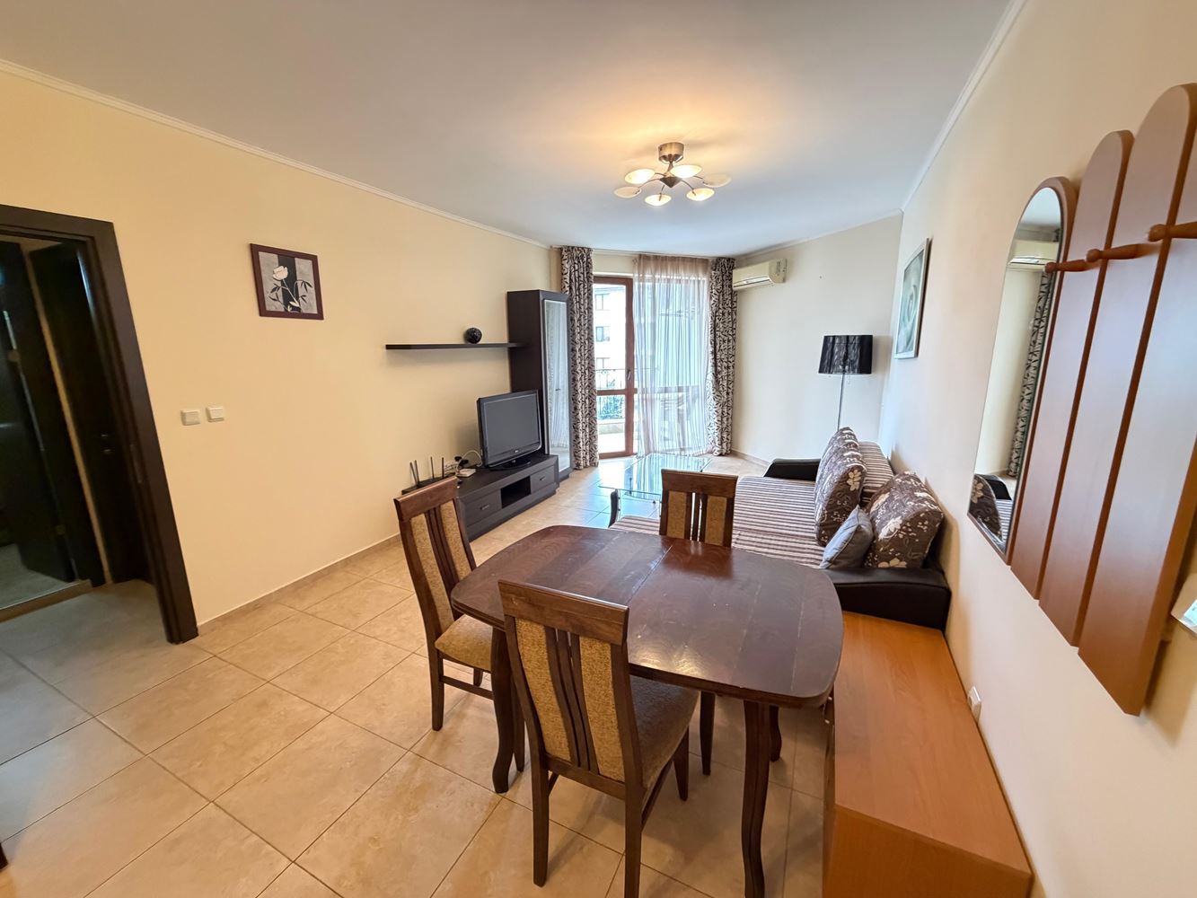 Apartament z dwiema sypialniami i widokiem na basen w Nesebyrze – przestrzeń, komfort i doskonała lokalizacja zaledwie 300 metrów od morza