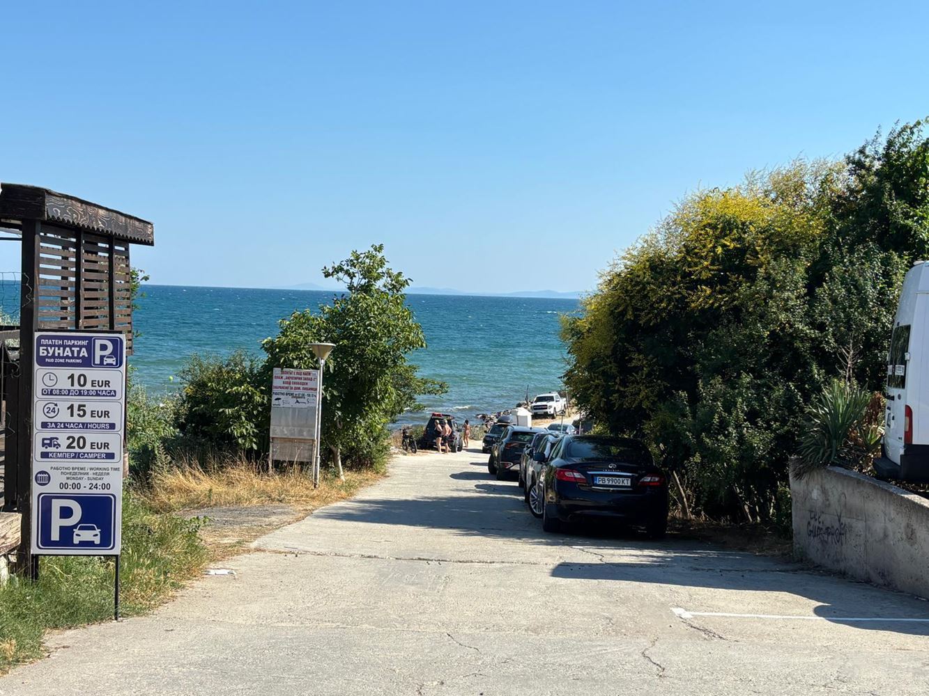 Przestronny apartament z trzema sypialniami i panoramicznym widokiem na morze, tylko 50 metrów od plaży – niska opłata za utrzymanie!