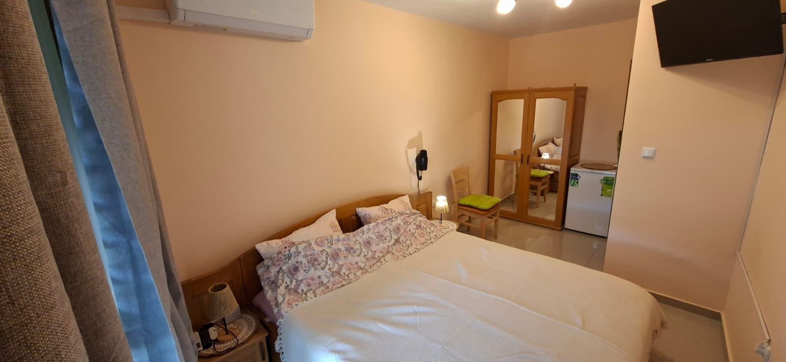 Komfort i funkcjonalność nad morzem – w pełni umeblowany apartament z jedną sypialnią w Świętym Własie