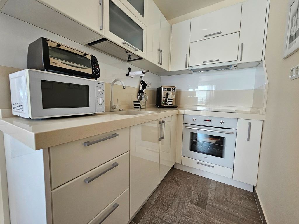 Luksusowy apartament panoramiczny na pierwszej linii morza z dwiema sypialniami i ogromnym tarasem