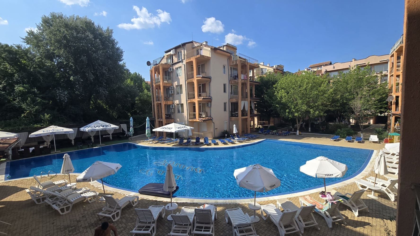Apartament z dwiema sypialniami, ekspozycją południową i widokiem na basen w Słonecznym Brzegu