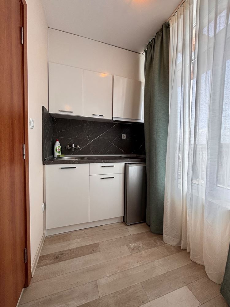 Umeblowana kawalerka z panoramicznym tarasem i widokiem na basen w Słonecznym Brzegu – komfort i udogodnienia SPA przez cały rok