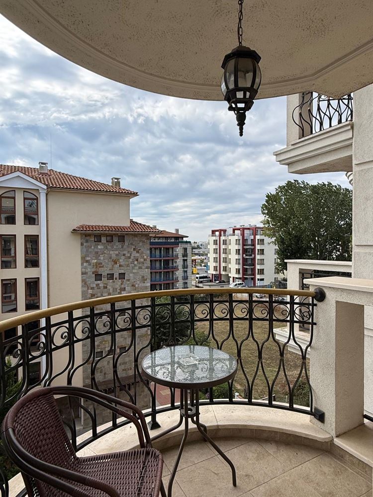 Apartament z jedną sypialnią w luksusowym kompleksie w Słonecznym Brzegu z imponującymi basenami i strefami wypoczynku