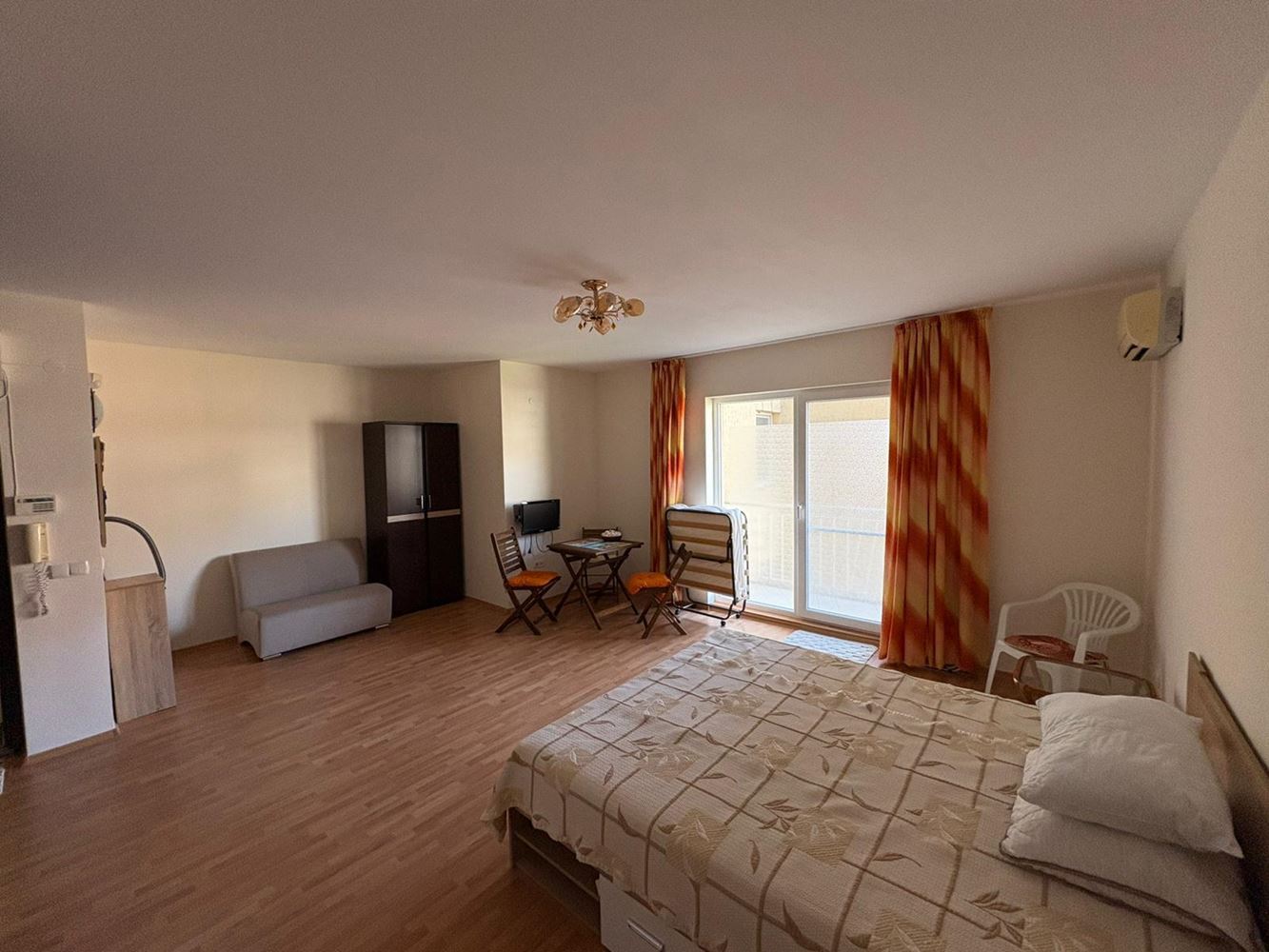 Przestronne studio w sercu Starego Miasta w Pomorie – zaledwie kilka kroków od morza